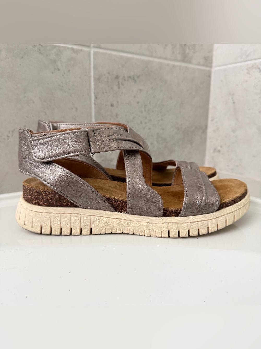 Comfortiva Women's Metallic Taupe Strappy Comfort Sandals Size 9.5